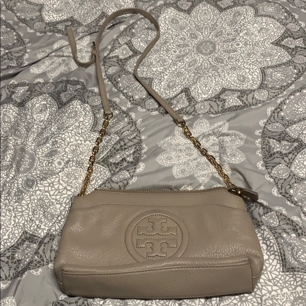 Light gray crossbody bag with brass gold details